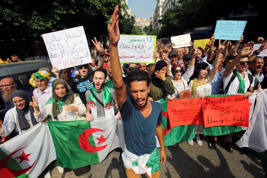 En Algérie, la contestation réclame le départ du pouvoir en place, à l’approche des élections