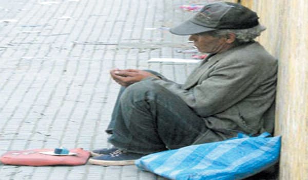 Deux individus humilient un nécessiteux tout en le filmant