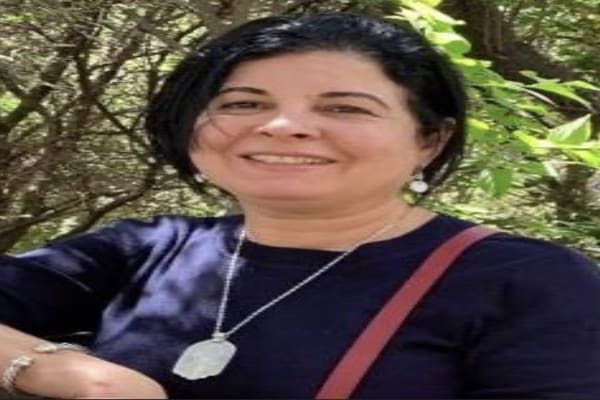 Asma Lamrabet apparaît sans voile et réclame une autre manière de se libérer