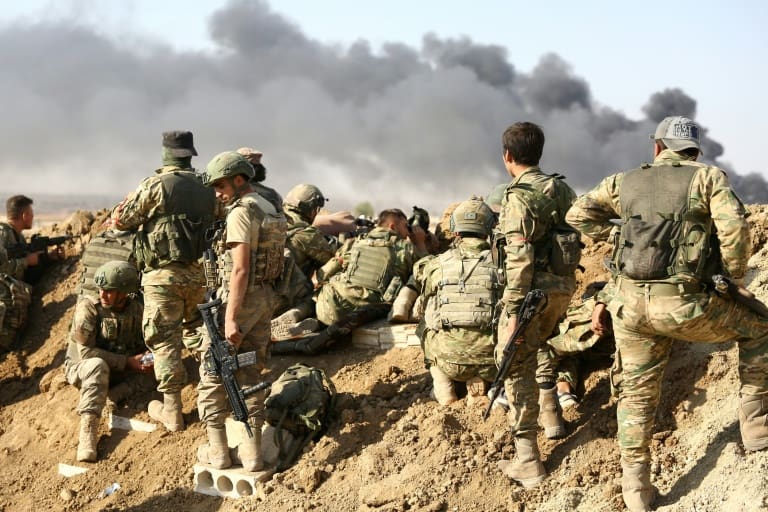 Les forces turques entrent dans une ville clé kurde en Syrie, violents combats