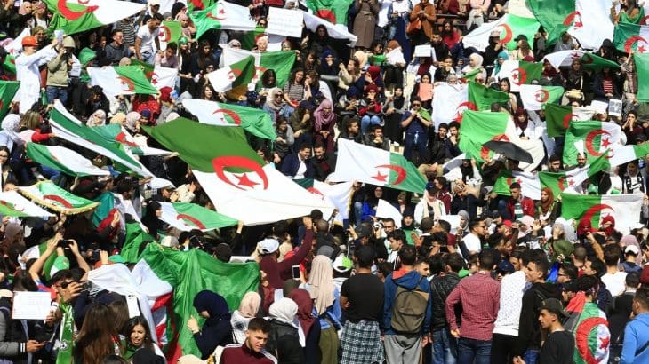 Algérie : une vingtaine d’interpellations lors d’une manifestation nocturne hostile à la présidentielle
