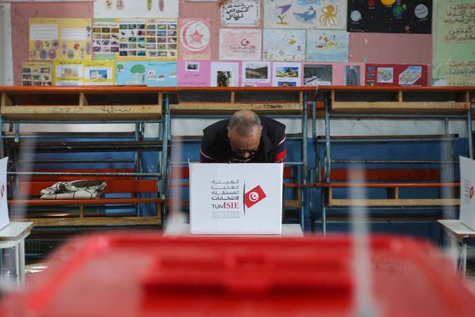 Présidentielle tunisienne : un taux de participation de 17,8% à la mi-journée