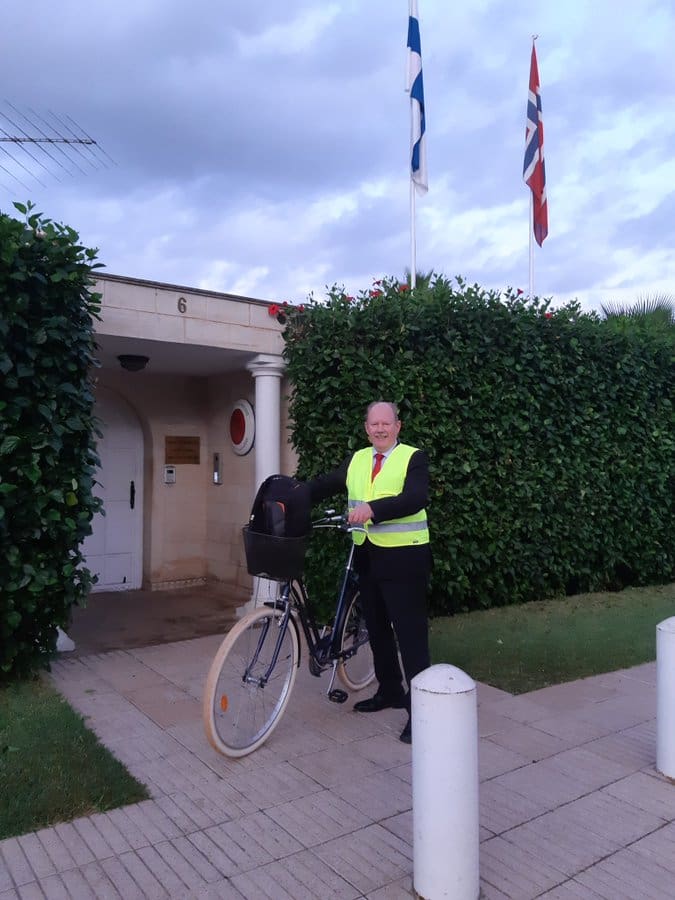 Affublé d’un gilet jaune, l’ambassadeur finlandais à Rabat réclame la création de plus d’axes cyclables dans la capitale