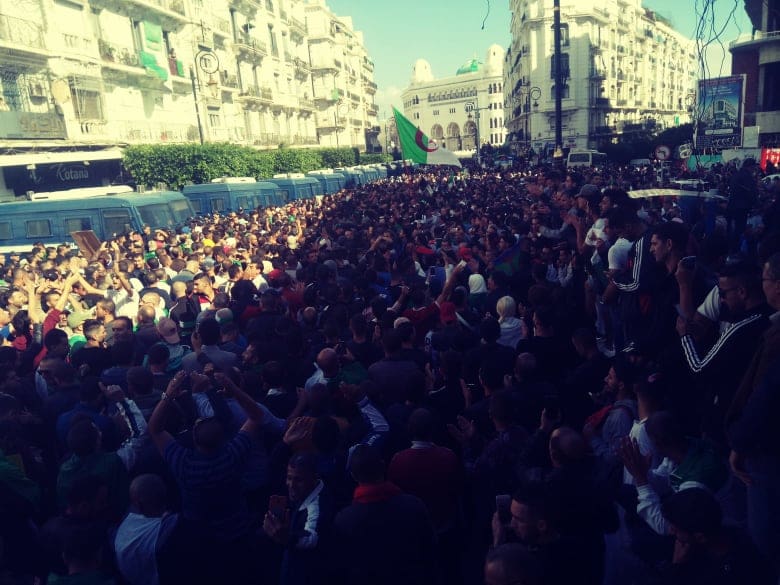 Algérie : le 37ème vendredi de manifestations illustre une marche historique