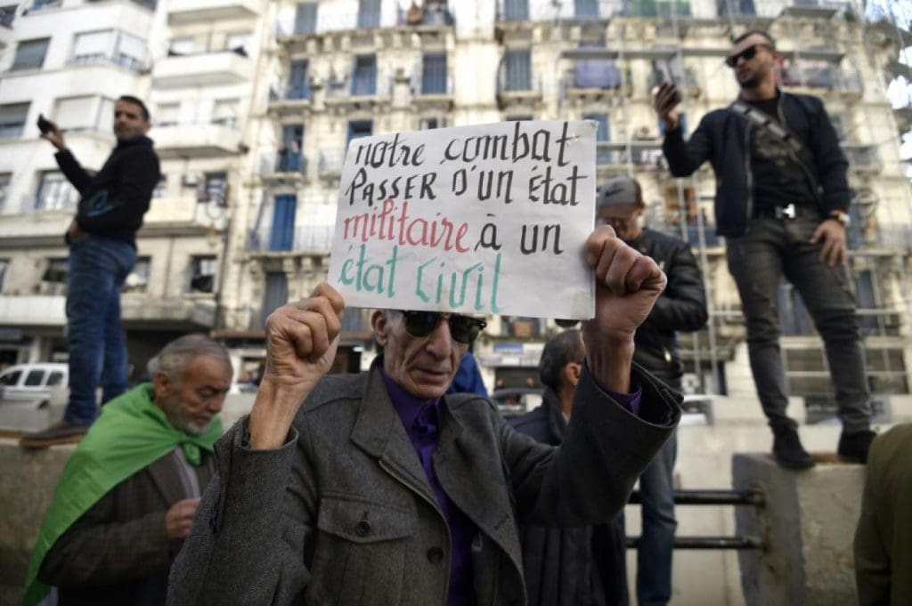Algérie : malgré le deuil national, les étudiants manifestent pour réclamer un «État civil»