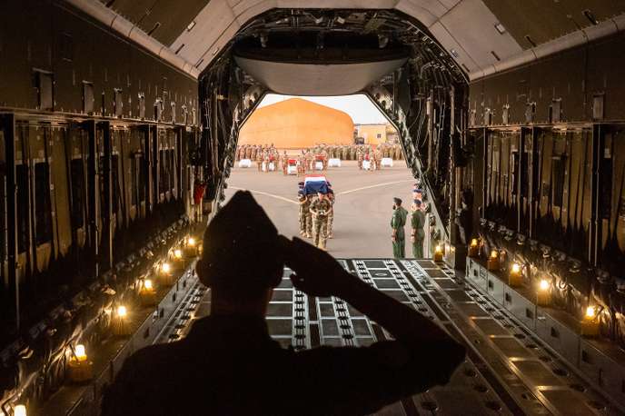 Rapatriement en France des corps des treize militaires tués au Mali
