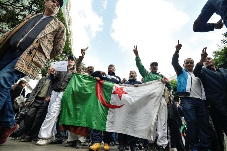 Algérie : les étudiants manifestent contre la présidentielle, les appels à une grève générale se multiplient