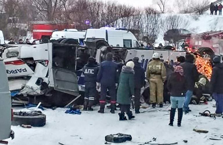 Russie : 19 morts à la suite de la chute d’un bus dans une rivière gelée en Sibérie