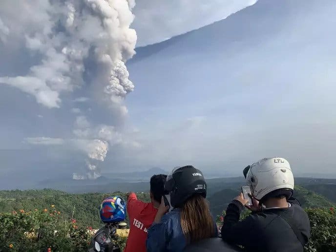 Philippines : un volcan crache un énorme nuage de cendres