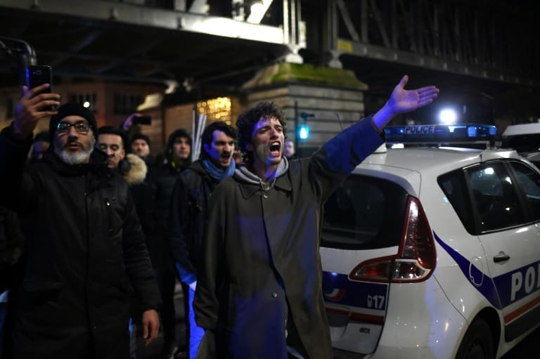 Retraites : des manifestants tentent d’entrer dans un théâtre où se trouve Macron