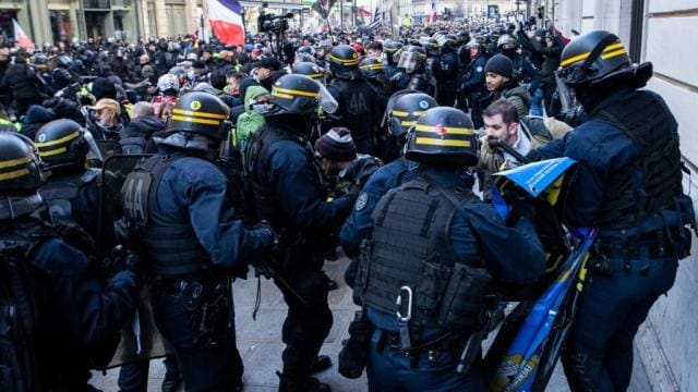 France : enquête ouverte après l’agression filmée d’un manifestant par un policier