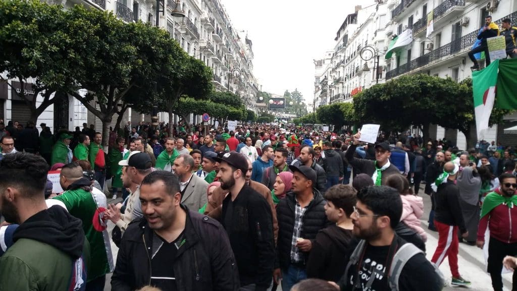 «Libérez les détenus d’opinion !» : les Algériens manifestent sous la pluie pour un 47ème vendredi consécutif