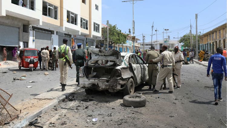 Somalie: au moins quatre morts dans un attentat-suicide visant un café de Mogadiscio