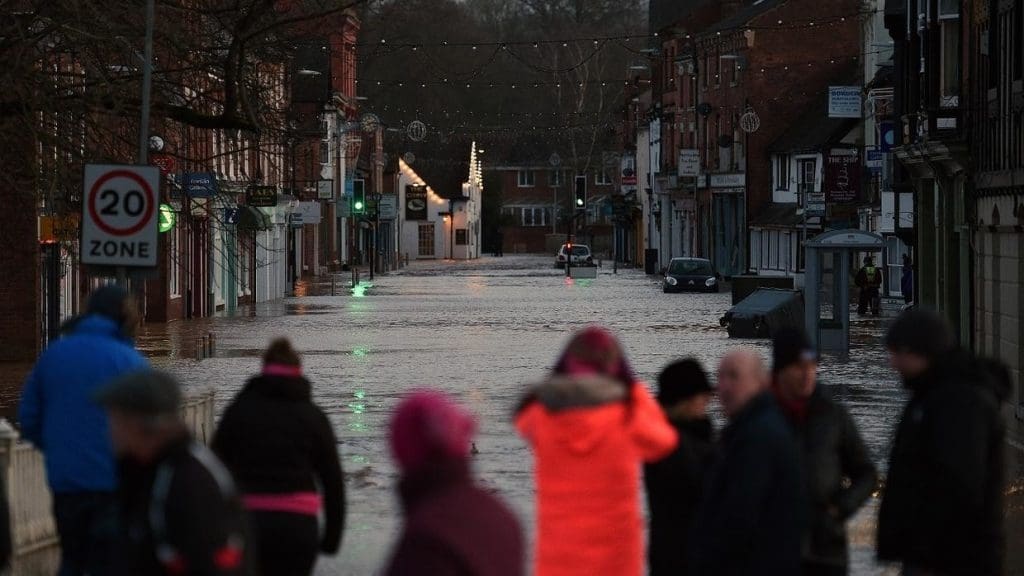 Alerte rouge : la tempête Dennis s’abat violemment sur le Royaume-Uni et la France