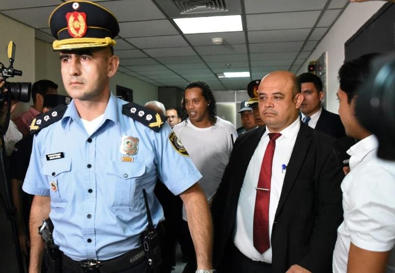 Ronaldinho en détention au Paraguay pour usage de faux passeport