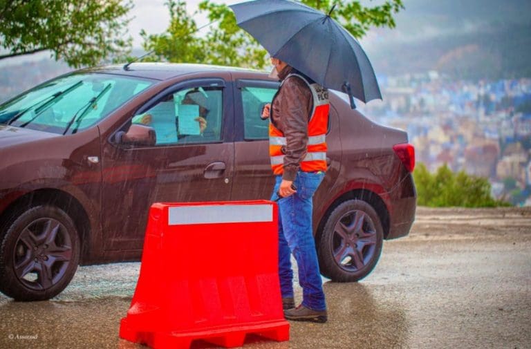 Reportage : les autorités de Chefchaouen bravent une météo difficile pour faire respecter les mesures sanitaires