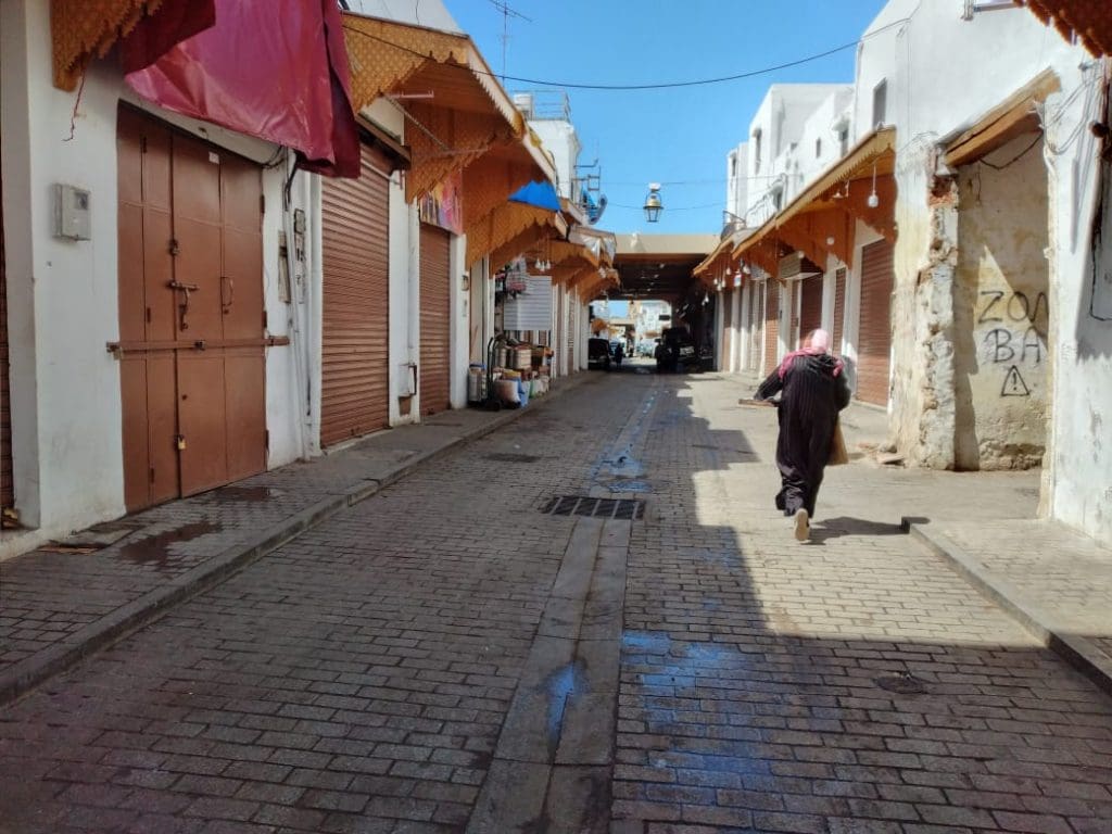 Reportage photo : au souk de la médina de Rabat, le confinement contraste avec les rues habituellement bondées