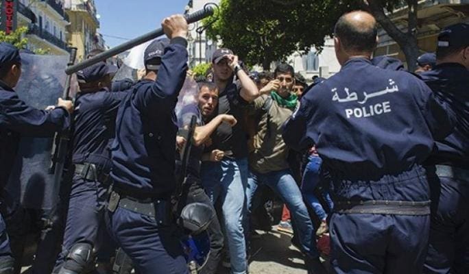 En Algérie, violents  affrontements nocturnes entre manifestants et forces de l’ordre