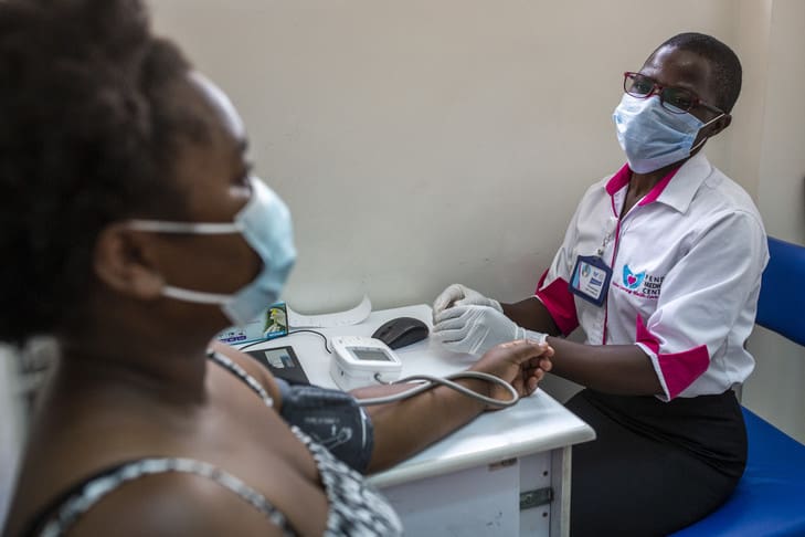 Coronavirus:  plus de 70.000 morts, ralentissement de la mortalité en Europe