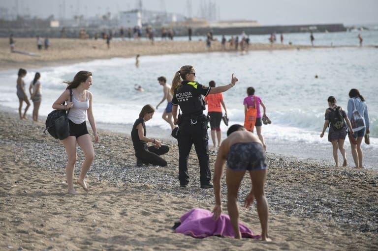 Madrid et Barcelone retrouvent leurs terrasses, de premières plages rouvrent en Espagne