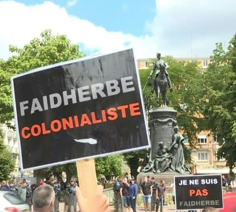 France : La statue du général Faidherbe taguée à Lille par des manifestants algériens