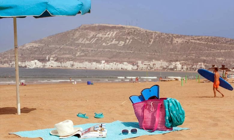 Des volontaires nettoient la plage d’Agadir