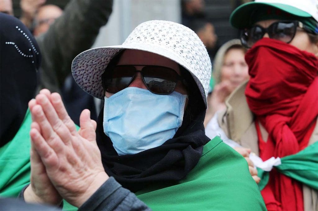 Endeuillée par le coronavirus, l’Algérie prolonge de quinze jours le confinement partiel