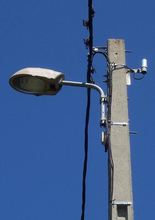 Un jeune meurt électrocuté après avoir escaladé un poteau de l’éclairage public