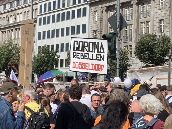 La police allemande disperse la manifestation «anticorona» au cœur de la capitale Berlin