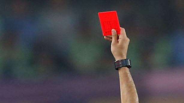 IFAB : un joueur qui toussera de façon volontaire vers un joueur adverse ou vers un arbitre pourra être expulsé