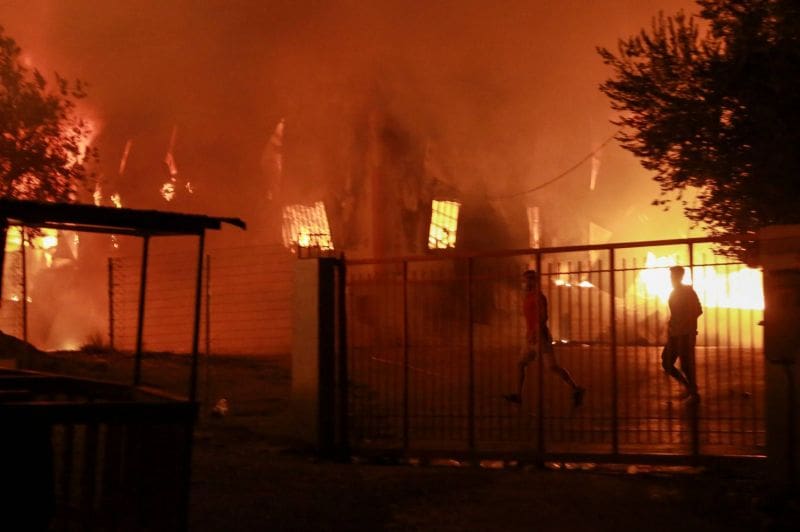 Grèce: des milliers de migrants sans abri après un gigantesque incendie dans le camp de Lesbos