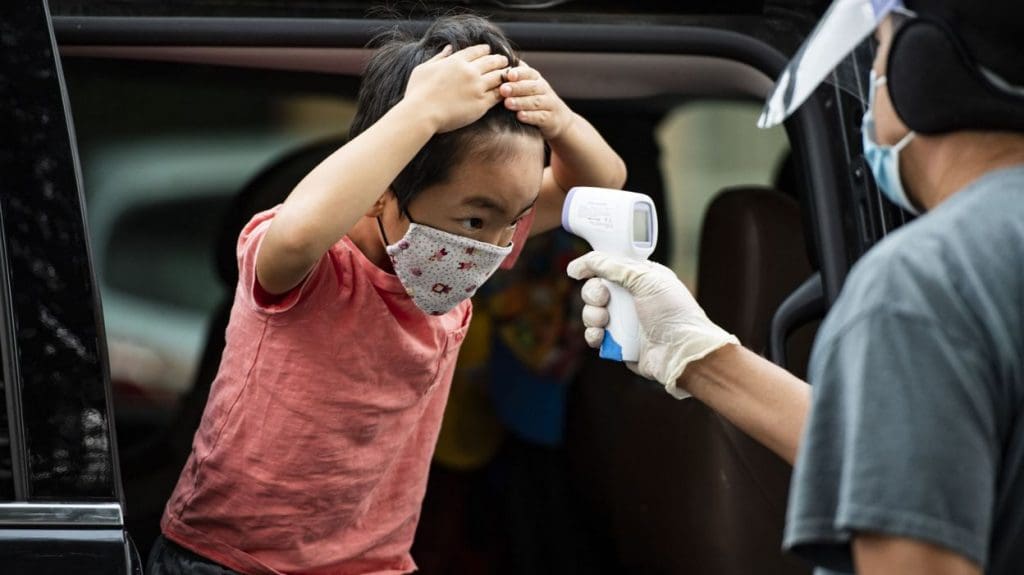 Le coronavirus sème la mort et le chaos avec plus de 905.000 décès recensés mondialement
