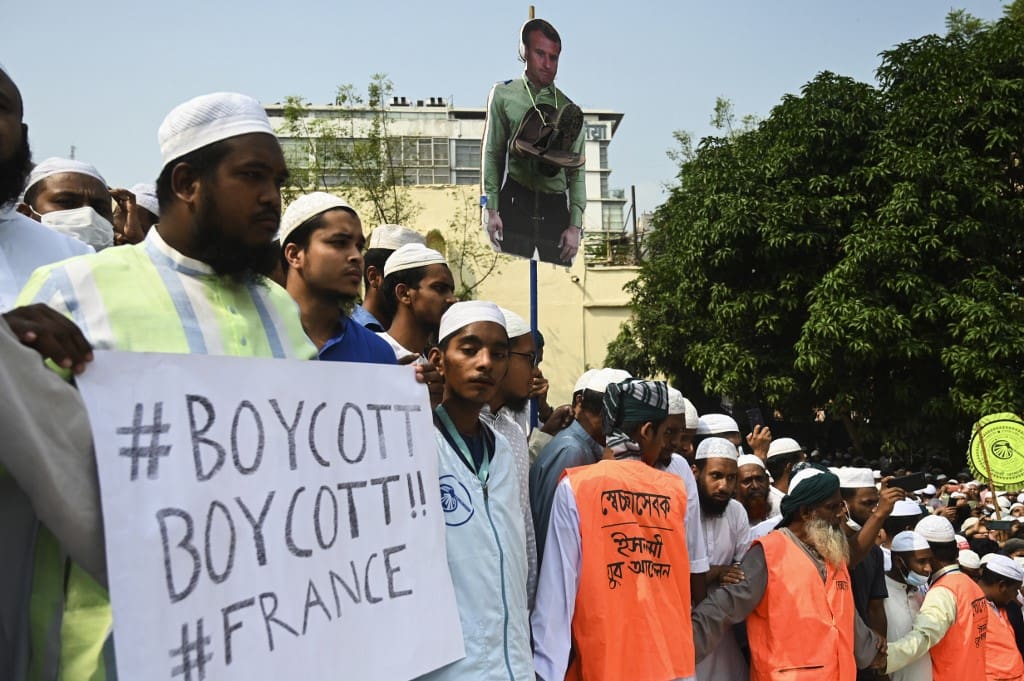 Des milliers de personnes protestent contre Emmanuel Macron dans le monde musulman