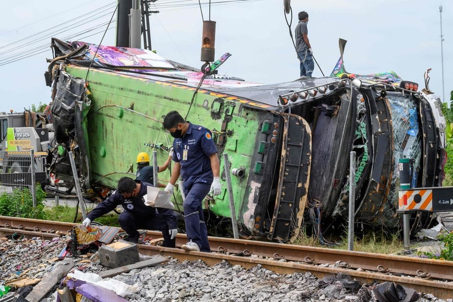 Thaïlande: 18 morts dans la collision entre un train et un autocar