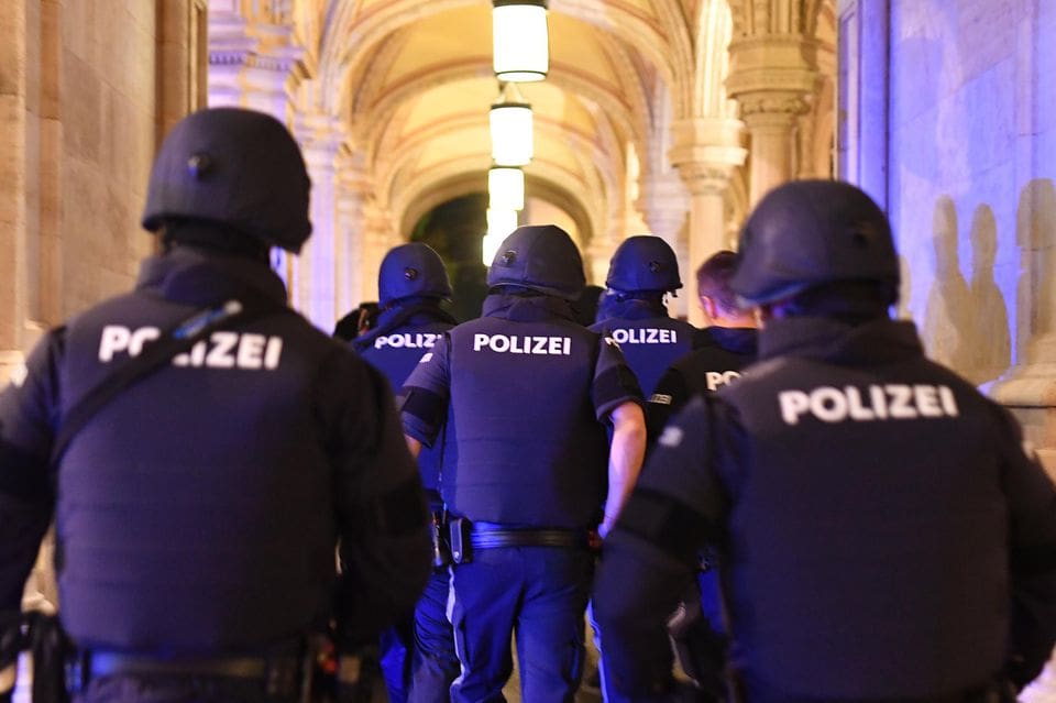 Chasse à l’homme à Vienne après un attentat qui a fait quatre morts
