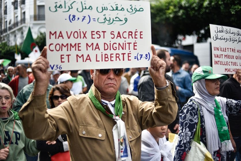 Réforme constitutionnelle en Algérie : comme attendu, le « oui » le remporte malgré une abstention record