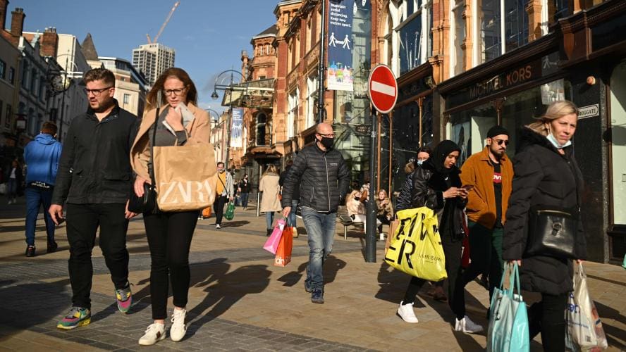 Covid-19 : l’Angleterre se barricade, la Grèce à partir de samedi