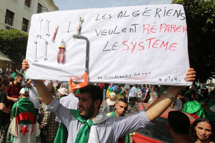 Référendum en Algérie: abstention record, cinglant revers pour le régime