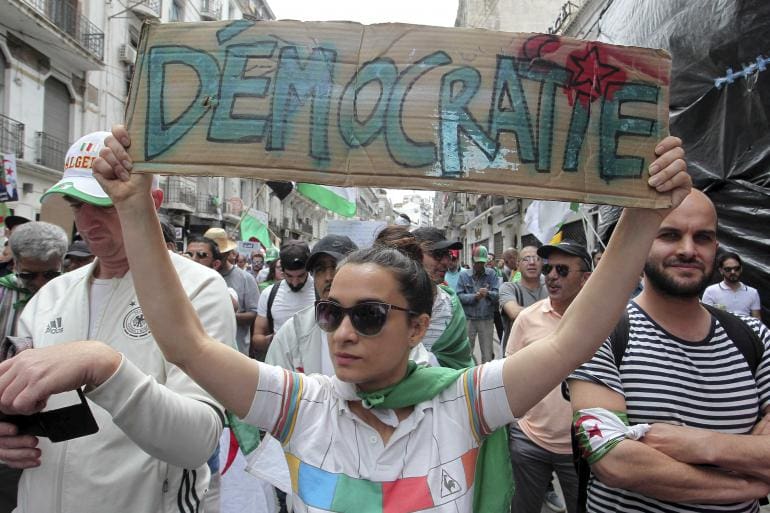 En Algérie, la farce des réformes constitutionnelles ne convainc personne, même le régime
