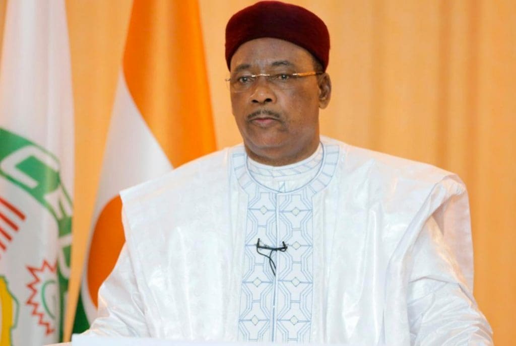 Les Nigériens élisent un nouveau président pour une rare transition pacifique