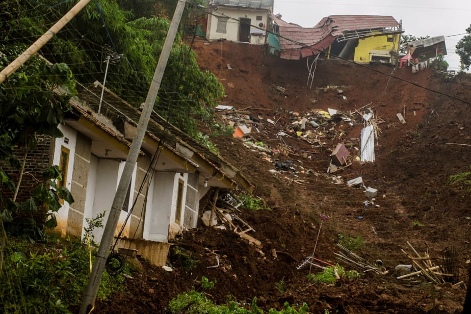 Indonésie : un double glissement de terrain fait 11 morts et plusieurs disparus