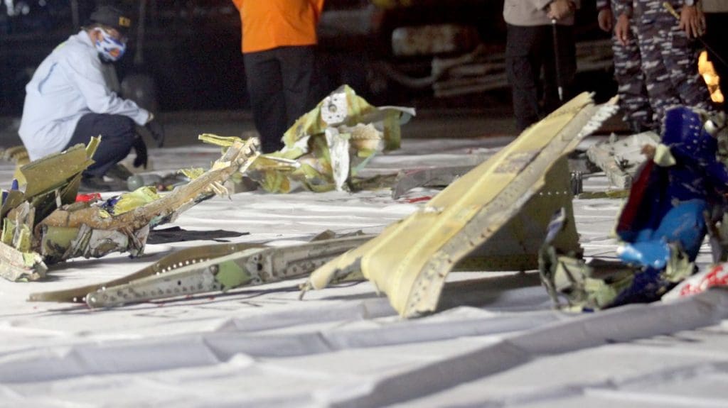 Indonésie : 2 500 sauveteurs à la recherche des boîtes noires du Boeing disparu