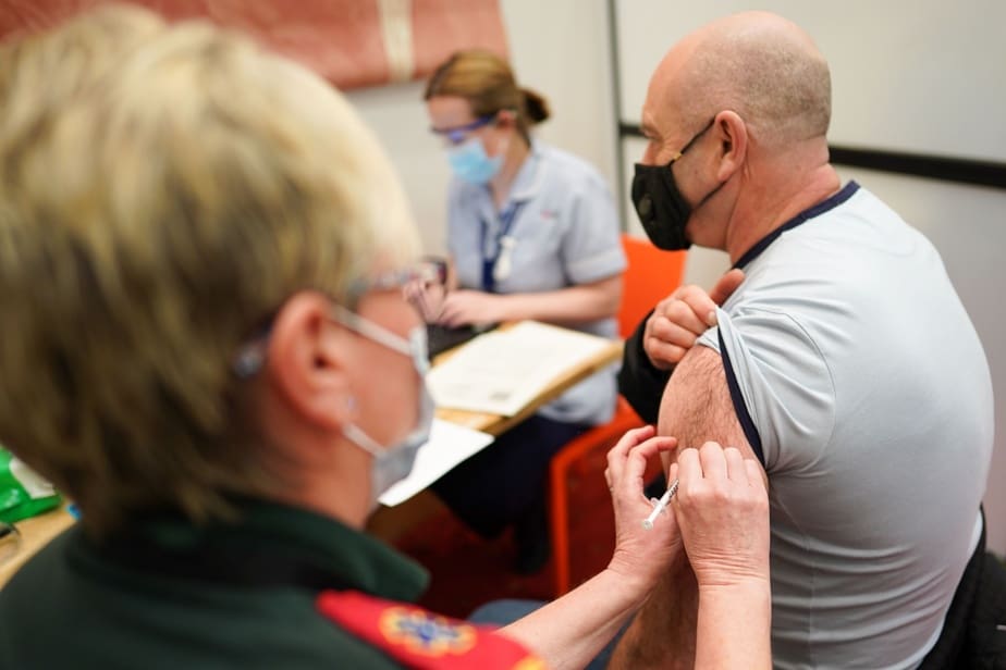 Covid-19 : le Royaume-Uni veut vacciner chaque adulte d’ici l’automne