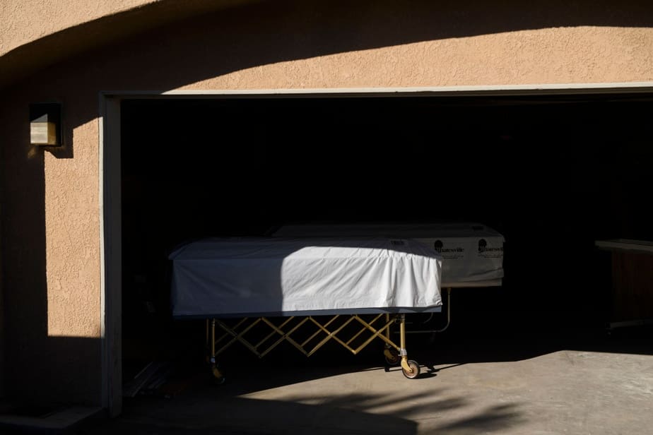 Bilan de la pandémie : près de 2 023 000 morts dans le monde