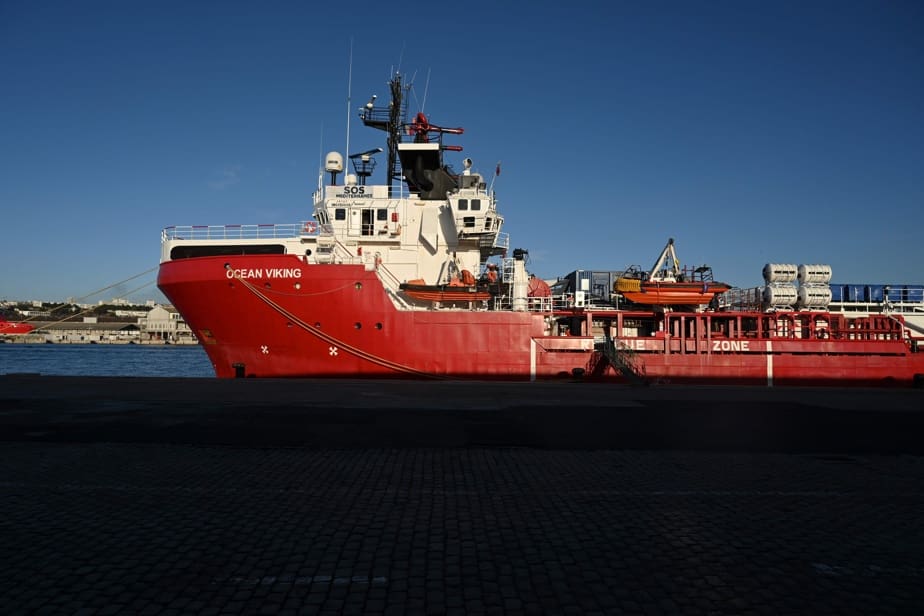L’Ocean Viking et ses 422 migrants secourus en mer attendus en Italie