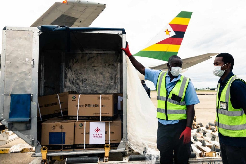 Covid-19 : le Zimbabwe reçoit 200 000 vaccins offerts par la Chine
