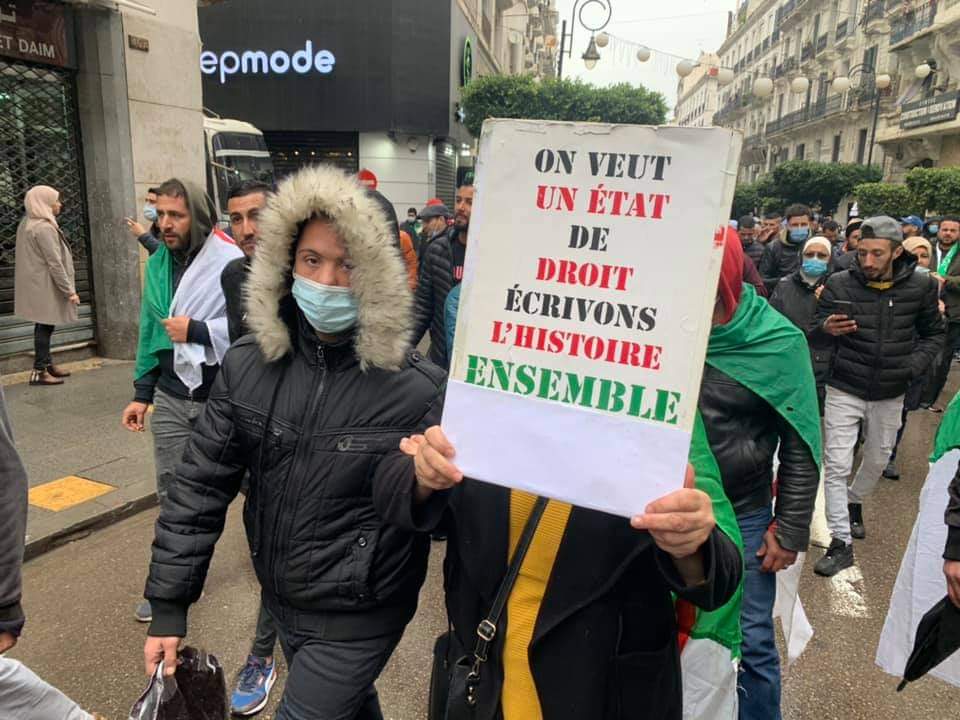 En Algérie, le régime cherche à étouffer le Hirak par un mélange d’apaisement et d’intimidation