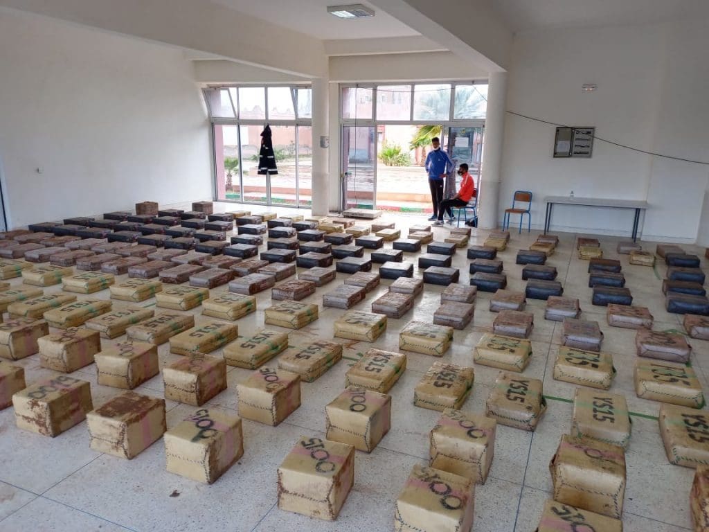 Guelmim : avortement d’une opération de trafic international de drogue et saisie de 9 tonnes et 177 kg de chira
