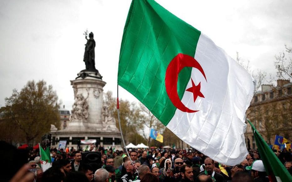 À Paris, des sympathisants du Hirak exigent le départ du régime à la veille du 2e anniversaire du soulèvement algérien