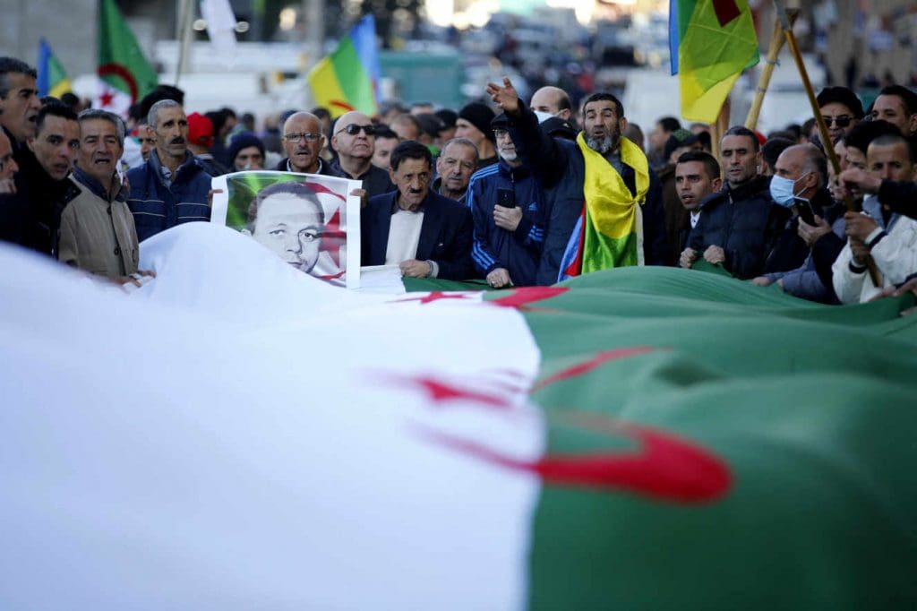 «Les généraux à la poubelle» : des milliers de manifestants dénoncent le régime algérien pour l’anniversaire du Hirak